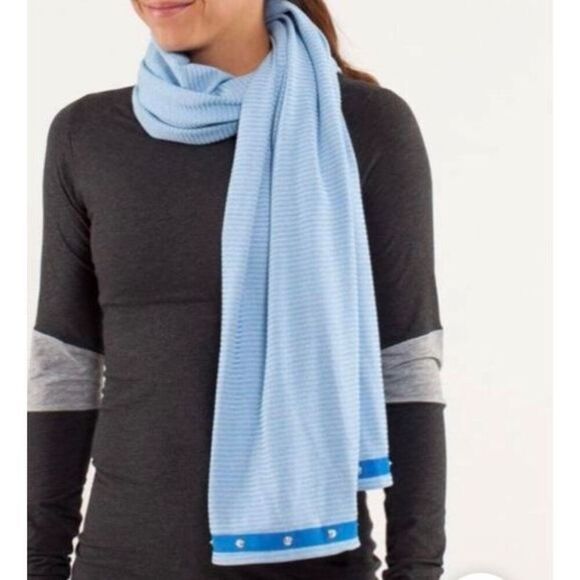 Nice Lululemon Vinyasa Snap Scarf wrap shawl Blue Perfect for travel Versatile - Picture 3 of 7